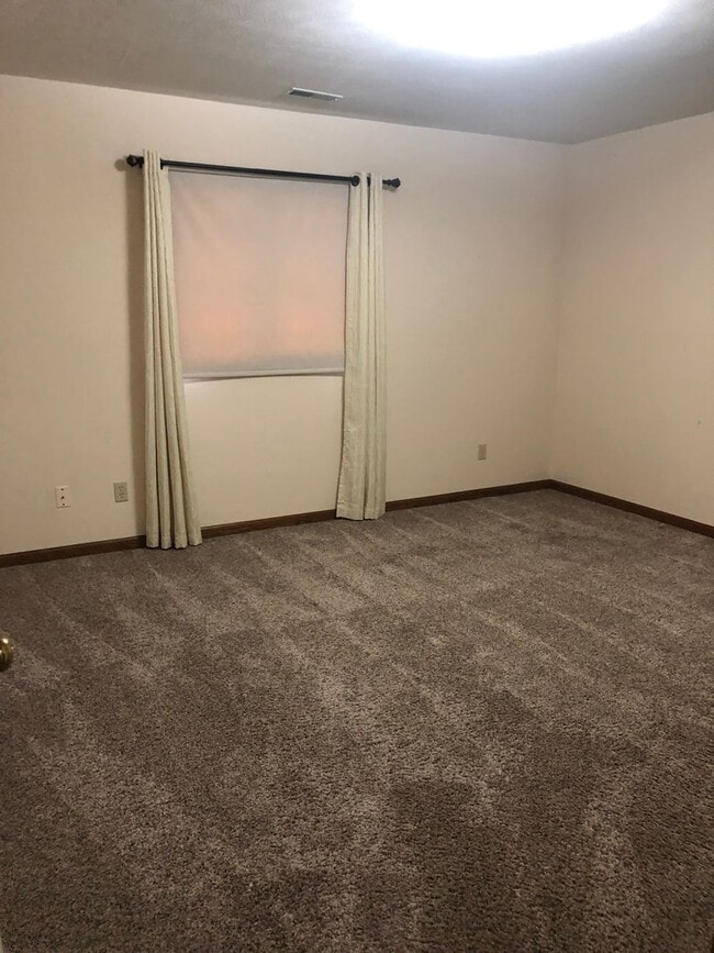 Building Photo - 2 Bedroom / 1.5 Bath Condo