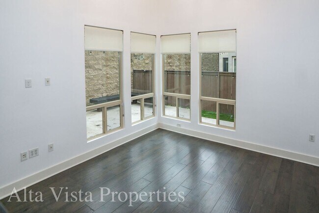 Building Photo - Beautiful Townhome centrally located in Mi...