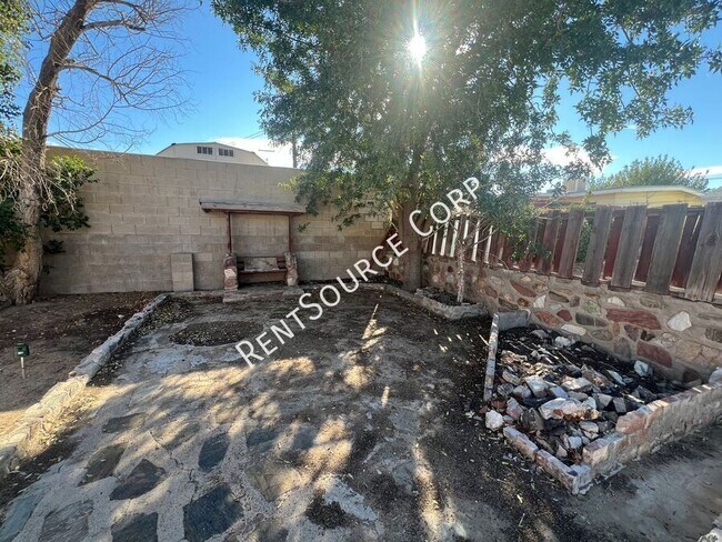 Building Photo - 808 Arville Ave