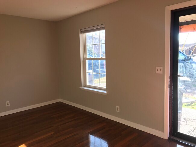 Living room - 723 Mercer Dr