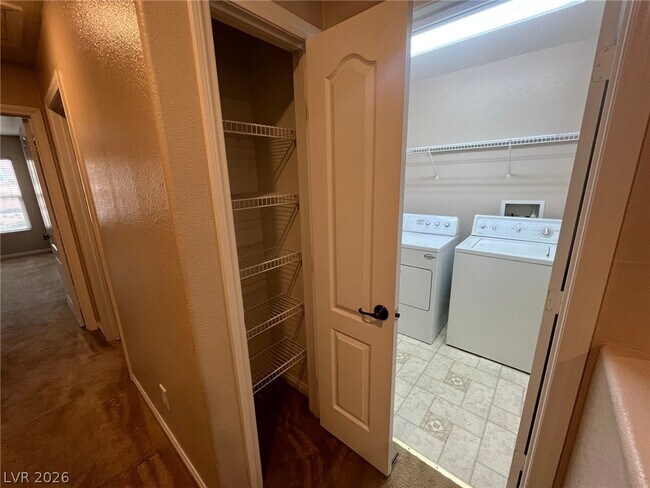 Building Photo - 933 Purdy Lodge St