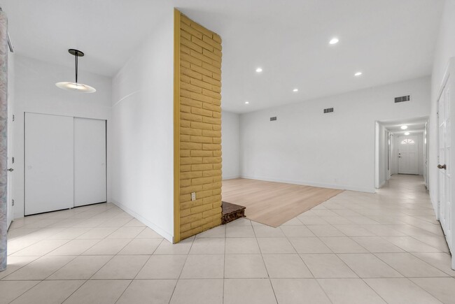 Building Photo - "Rare Single-Story Remodel: Modern 3BR End-Unit in University Park