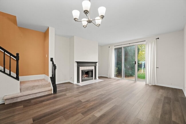 Building Photo - 2-Bedroom Townhouse in Waukegan - Gurnee School District