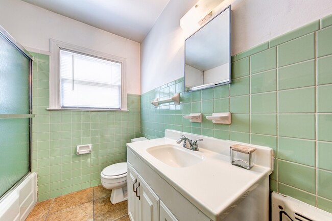 Building Photo - Hyde Park Hideaway! 3/2 with washer/dryer,...
