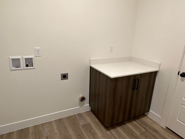 Building Photo - 3 bed plus office / 2.5 bath / 3 car Singl...
