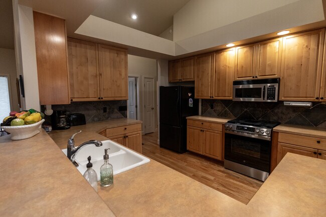 Building Photo - 2412 S Marypost Ave