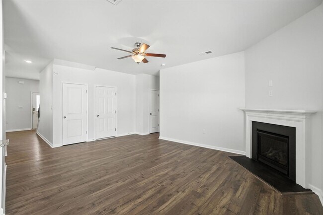 Building Photo - Stunning home, Move-in Ready!
