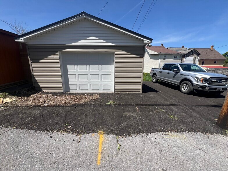 Building Photo - 711 2nd Ave
