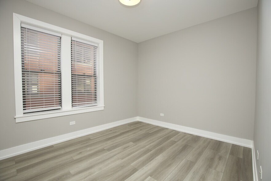 Building Photo - 3843 N Janssen Ave