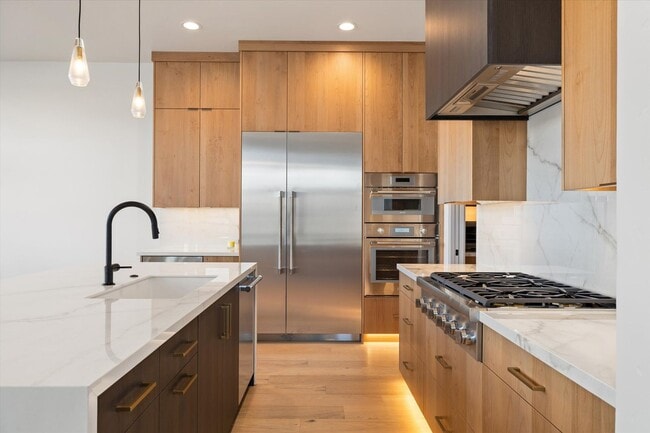 Building Photo - Waterfront End-Unit | 3 Bed | 3 Bath | 2,189 Sq. Ft. | Gated Community | Luxury Lake Living