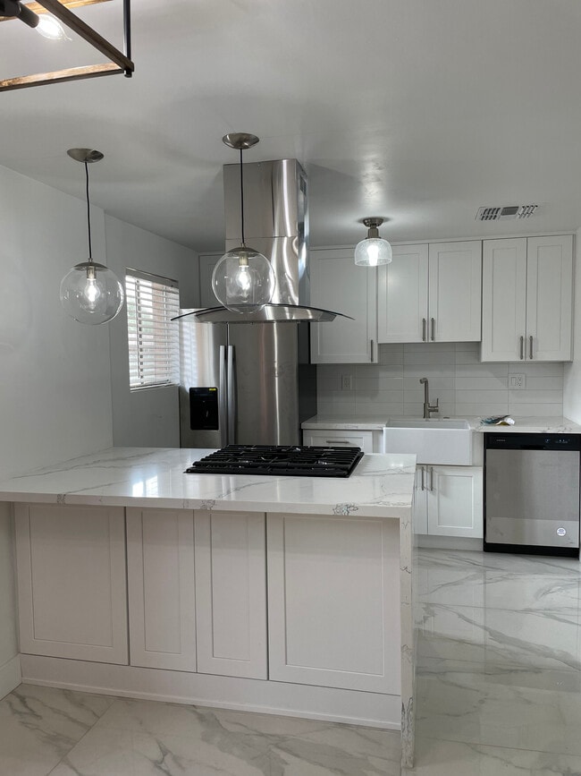 Building Photo - 6125 E Indian School Rd