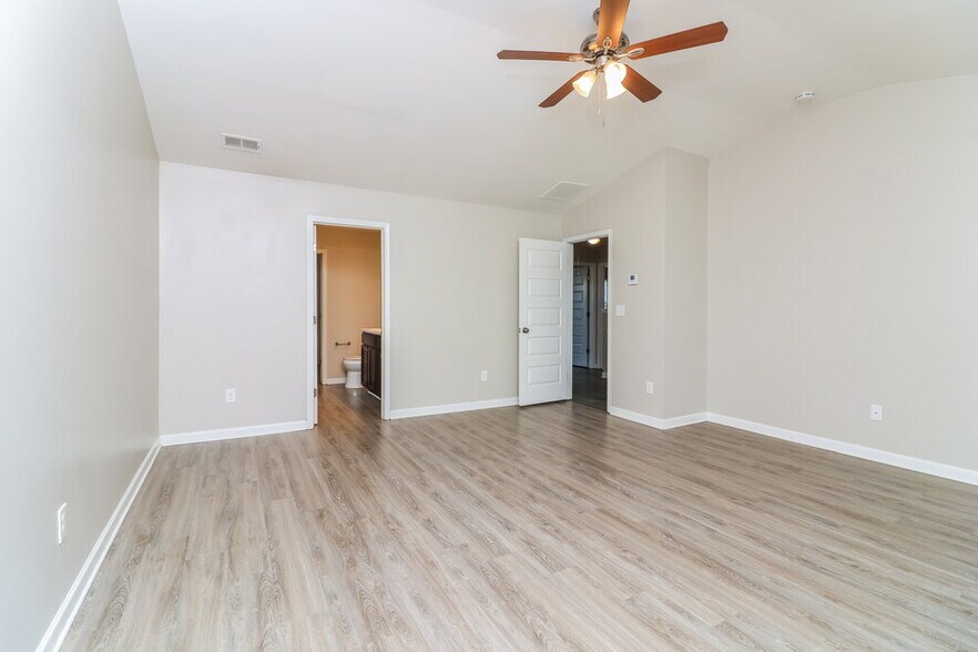 Building Photo - 8581 Braylen Manor Dr