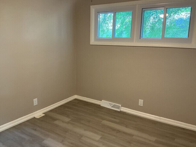 Building Photo - 3 Bedroom Single Family Home