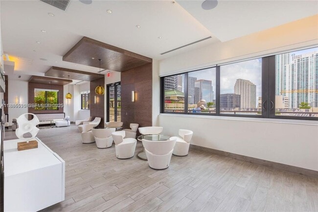 Building Photo - 999 SW 1st Ave