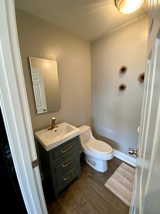 Building Photo - 5526 W Windsor Ave