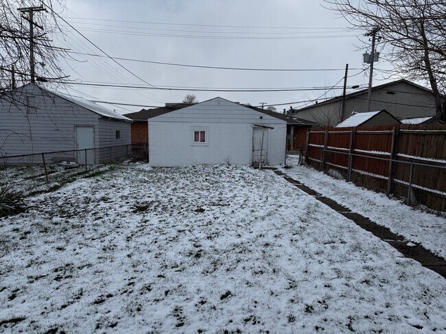 Building Photo - 402 Eastern Ave