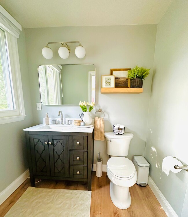 Building Photo - 1 Mile to Country Club! Sleeps 10!