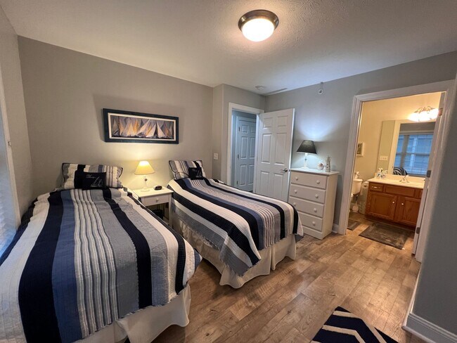 Building Photo - Stylish Downtown Traverse City Condo – Fully Furnished Winter Rental!