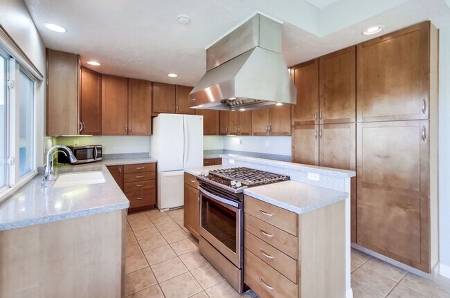 Building Photo - **Available Now*** Encinitas,  4 bedroom, 2.5 bathroom with 2 car garage***