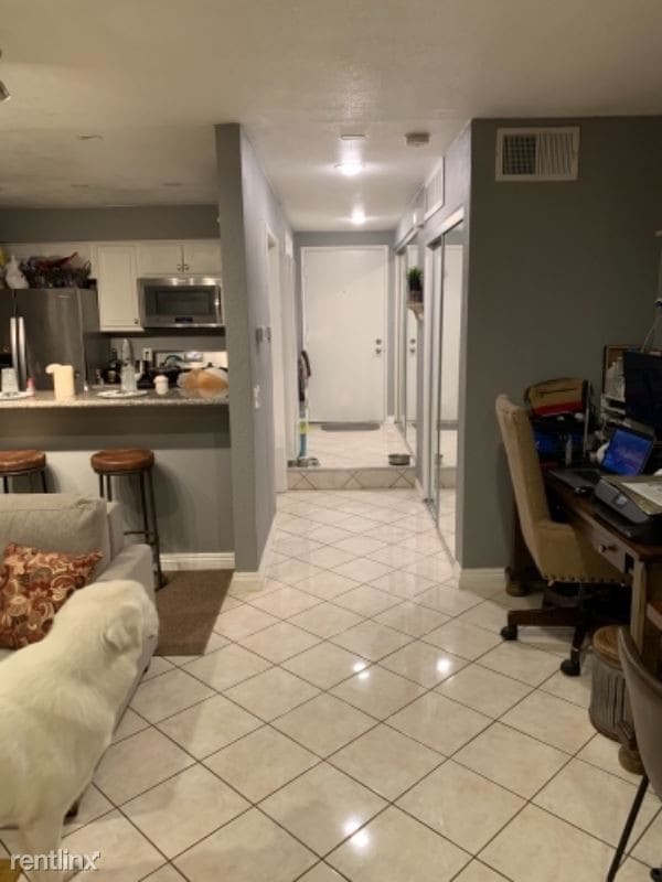 Building Photo - Studio, 1 bath Condo - 10617 Lakefront Dr