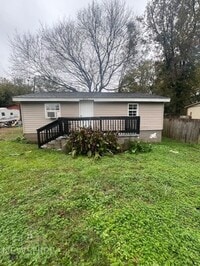 Building Photo - Charming 2BR Home with Large Front Porch & Spacious Kitchen