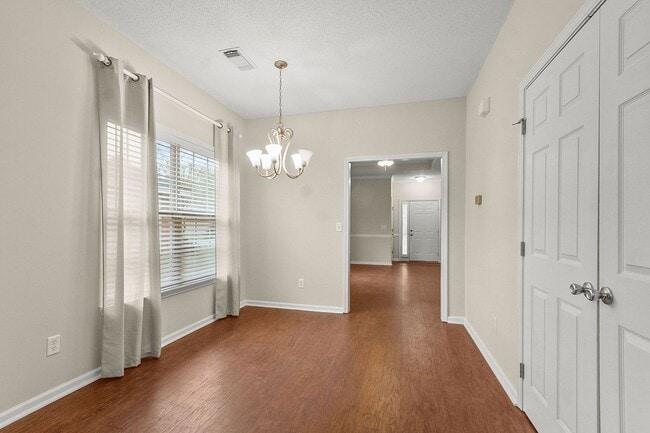 Building Photo - Cozy 3 Bed 2 Bath Available January 2026!