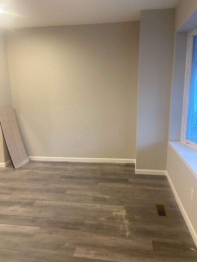 Building Photo - Remodeled Front Porch Row - Germantown