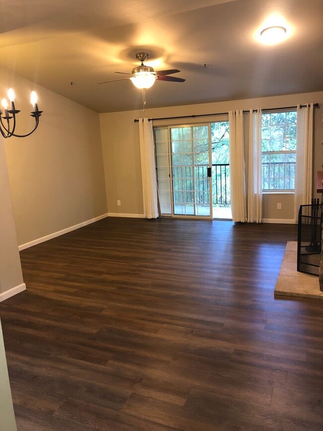 Building Photo - 3bd/2ba Issaquah Condo