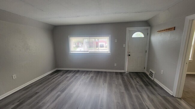 Building Photo - 1292 Stratford St