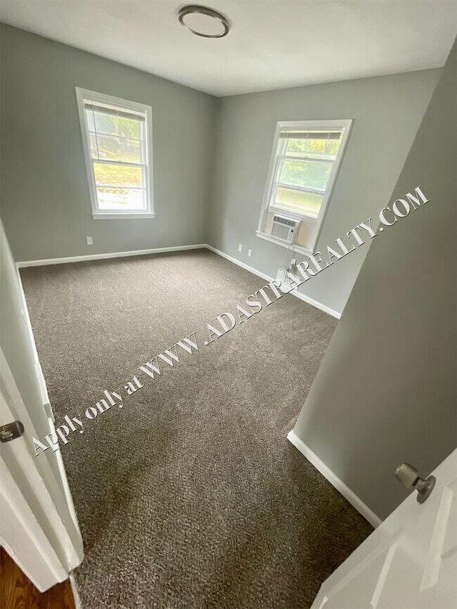 Building Photo - Completely Remodeled and Updated 6 Bedroom/3 Bath House in North KC!!-Available in AUGUST!!