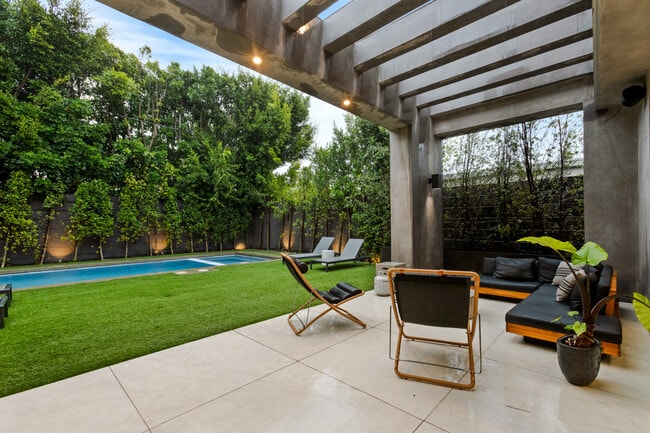 Building Photo - 356 N La Jolla Ave