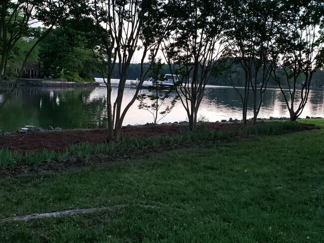 Building Photo - Lake Front 2-Bedroom Home on Beautiful Lake Wylie with a Dock and Boat Lift