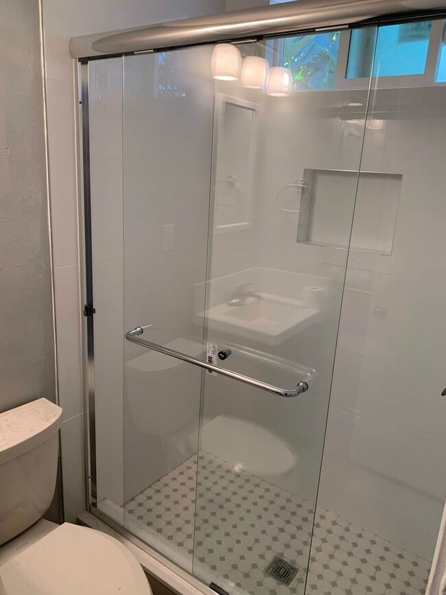 Building Photo - Spacious 2/2 Home for rent in Long Beach!