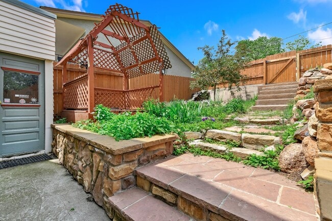 Building Photo - Charming Westside 4 Bedroom Home