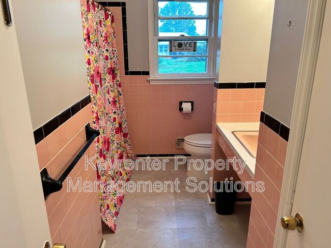 Building Photo - 2212 Third St.