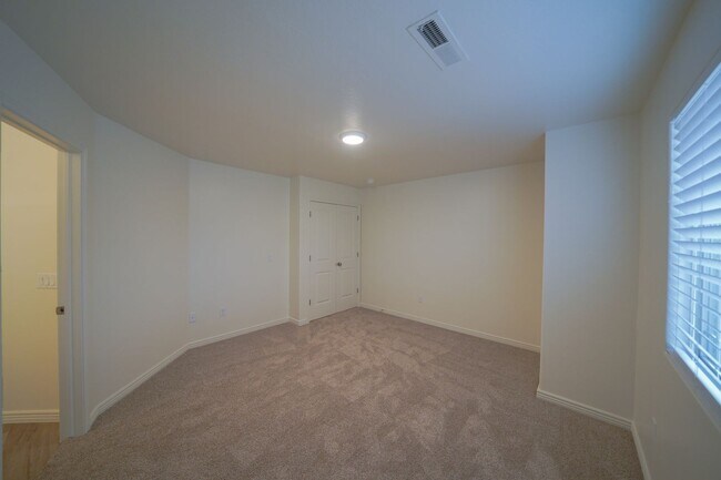 Building Photo - Remodeled 3 Bed / 2.5 Bath Townhome in Great Location