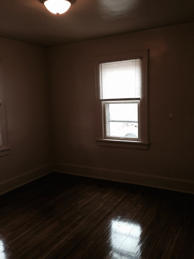 Building Photo - 3 bed, 1 bath house just steps from Missouri State University