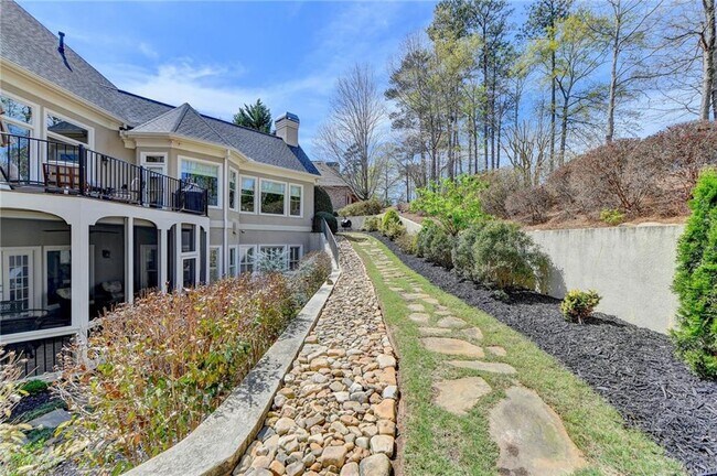 Building Photo - 6745 Laurel Oak Dr