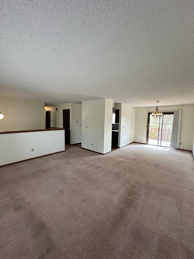 Building Photo - Lovely 4 bedroom house avail now