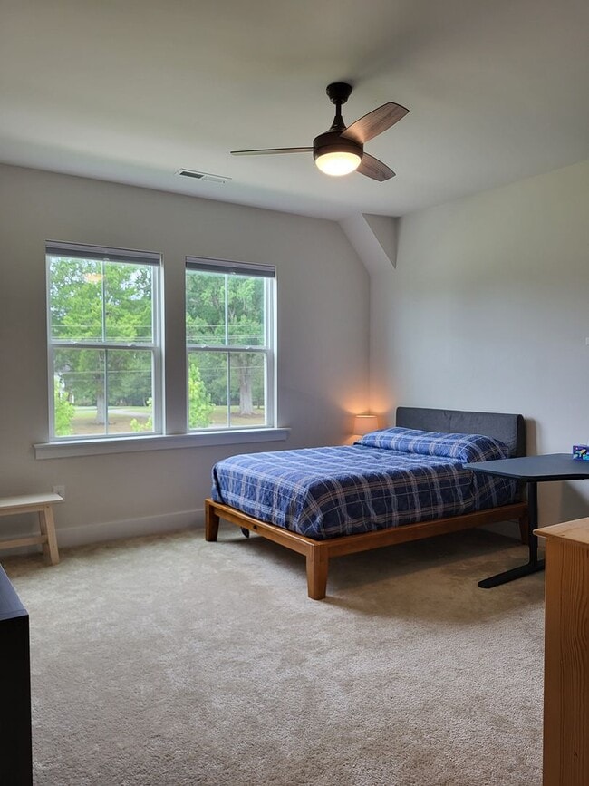 Building Photo - Spacious 3 bedroom in Mayes Hall Community