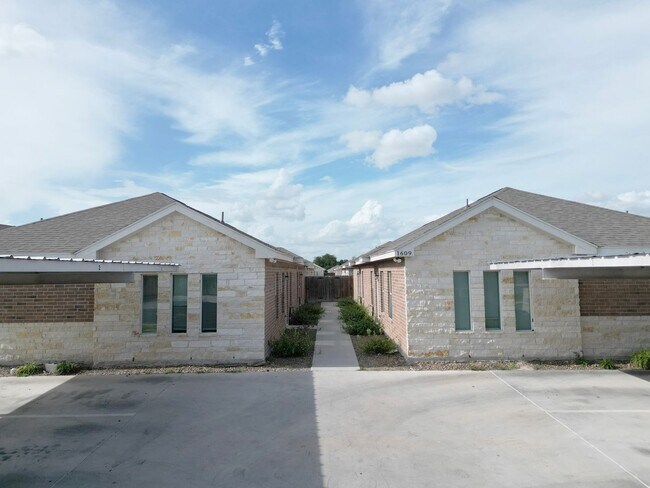 Building Photo - 3B/2B Gated Community, Pet friendly- Edinburg TX