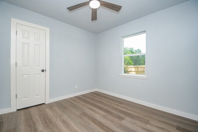 Building Photo - 9230 Lanewood Dr