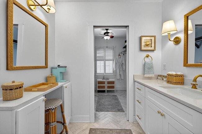 Building Photo - 235 10th Ave NE