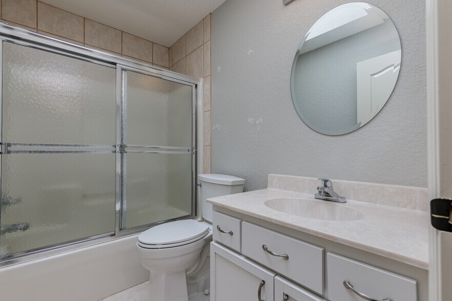 Building Photo - 320 N Fresno Ave