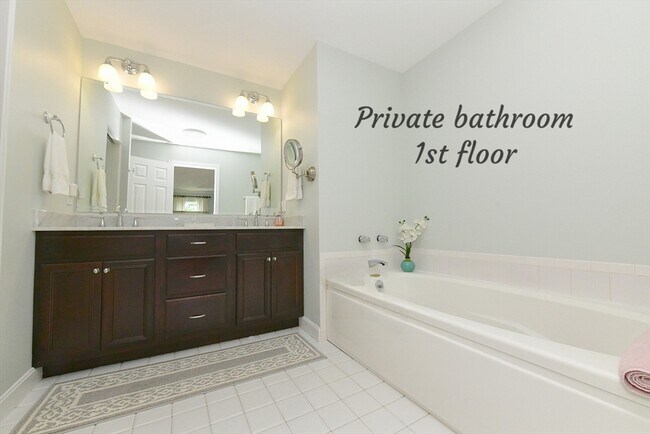 Building Photo - 4 Bittersweet Ln