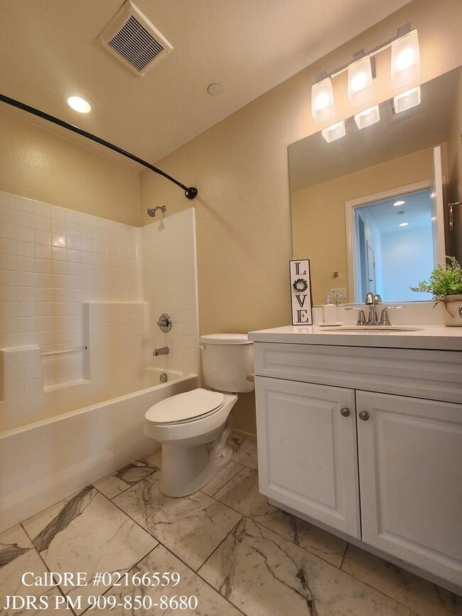 Building Photo - Upland 3 Bedroom Condo