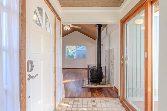 Building Photo - 1448 Sunshine Valley Rd