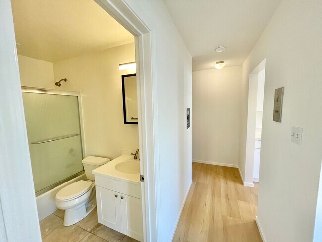 Building Photo - Potrero Hill 1 BR/1BA -  Parking, Laundry,...