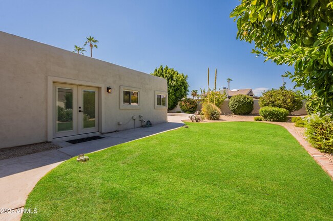 Building Photo - 8338 E San Rafael Dr