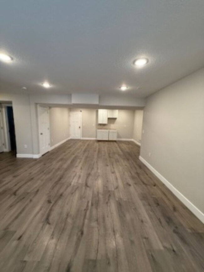 Building Photo - Gorgeous 6-bedroom, 4-bathroom in Charming Salem